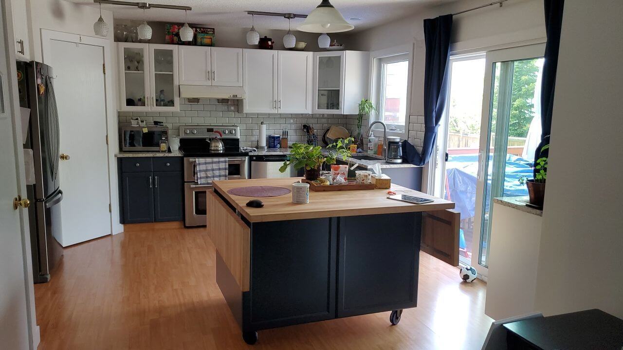 White upper cabinets with navy blue accent lowers